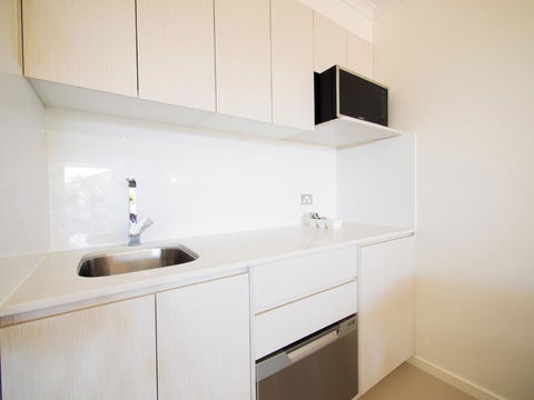 Apartments At 2 Landsborough - ACT Tourism 5