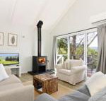 Treetops Newly renovated in the village - ACT Tourism
