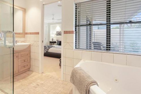 Waterfront Luxury Noosa Heads - ACT Tourism 5