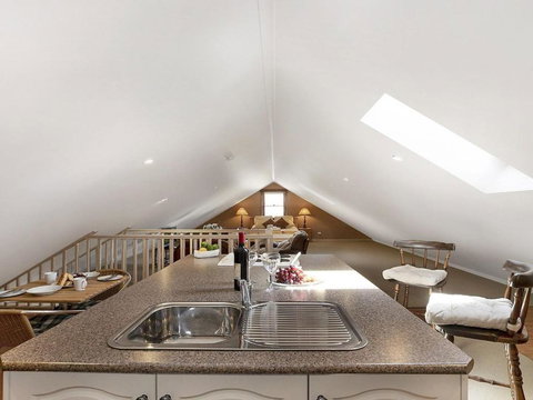 Old Mansfield Loft Gardens Gazebo & Getaways - ACT Tourism 3