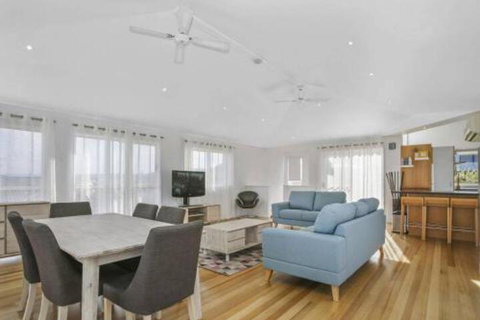 SEAVIEW Ocean Views From A Modern Townhouse - ACT Tourism 0