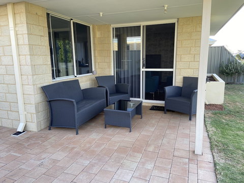 Byford House In The Glades - ACT Tourism 3