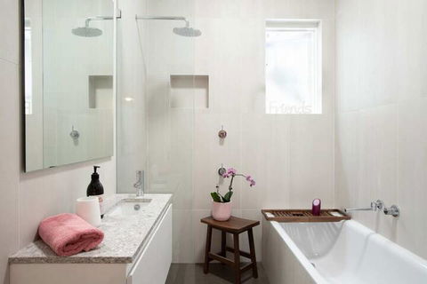 Garden Style Apartment In Prime Location - ACT Tourism 4