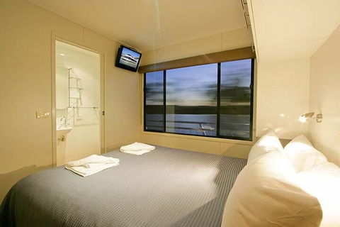 All Seasons Houseboats - ACT Tourism 6