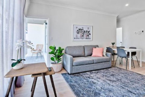 2 Bedroom Apt With Balcony & Air Con In Plympton - ACT Tourism 0