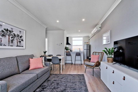 2 Bedroom Apt With Balcony & Air Con In Plympton - ACT Tourism 7