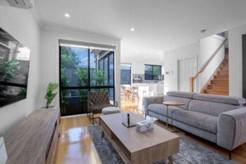 Impressive & Spacious New Townhouse@preston - ACT Tourism 0
