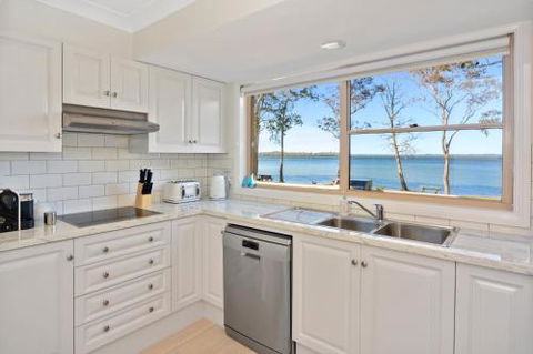 Adrift Retreat St. Georges Basin Waterfront Home - ACT Tourism 6