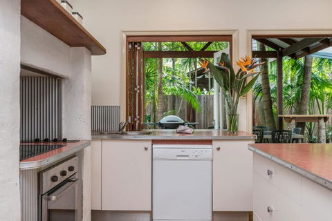 A SWEET ESCAPE Byron Surf Cottage Walk To Byron - ACT Tourism 1