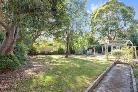 GUMS & ROSES Family Home In The Heart Of Town. - ACT Tourism 0