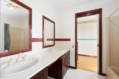 GUMS & ROSES Family Home In The Heart Of Town. - ACT Tourism 3
