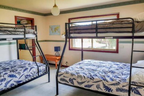GUMS & ROSES Family Home In The Heart Of Town. - ACT Tourism 1