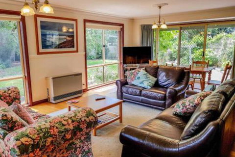 GUMS & ROSES Family Home In The Heart Of Town. - ACT Tourism 4