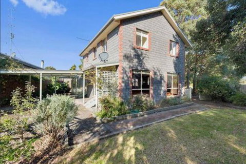 GUMS & ROSES Family Home In The Heart Of Town. - ACT Tourism 6