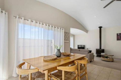 DRIFTWOOD VILLA Free Wifi Walk To Beach - ACT Tourism 6
