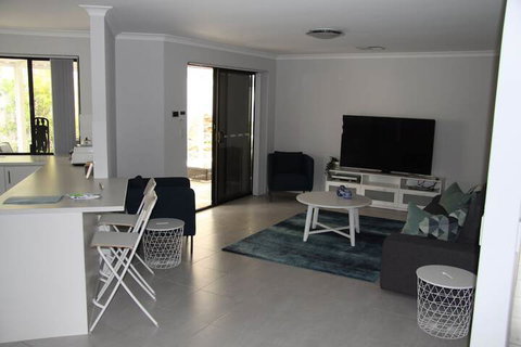 Warnbro Beach Family Accommodation - ACT Tourism 1