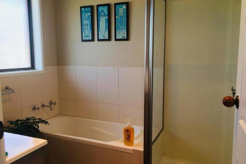 QUEEN BEDROOM FRIENDLY HOME PORTLAND - ACT Tourism 3
