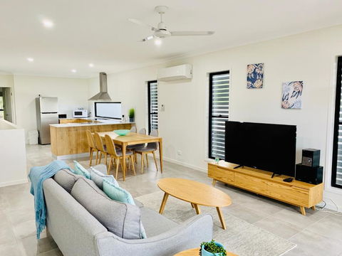 DAYDREAMING Airlie Beach Water Views & Only 200m To Boardwalk. - ACT Tourism 1