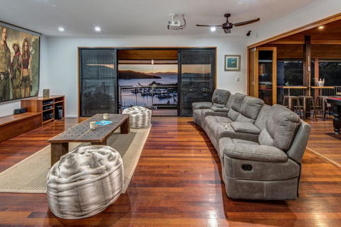 Uisce Luxury Holiday House With Jacuzzi Pool Table Cinema Premium Foxtel & Two Buggies - ACT Tourism 6