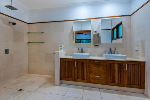 Uisce Luxury Holiday House With Jacuzzi Pool Table Cinema Premium Foxtel & Two Buggies - ACT Tourism 1