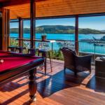 Uisce Luxury Holiday House With Jacuzzi Pool Table Cinema Premium Foxtel & Two Buggies - ACT Tourism 0