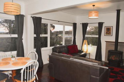 NEW Winston Cottage Leura Views & Location - ACT Tourism 1