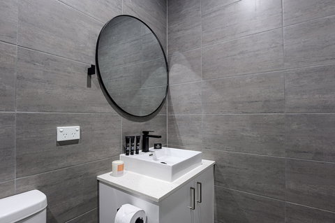 CARLISLE Bright Townhouse In Great Location - ACT Tourism 0