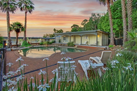 Thunderbird Motel - ACT Tourism 2