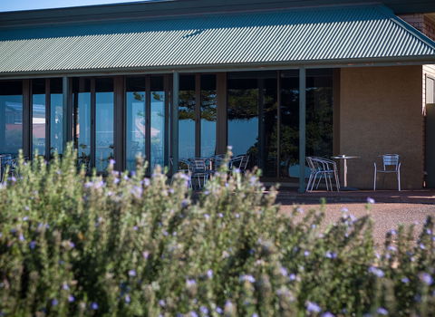 Foreshore Motor Inn - ACT Tourism 0