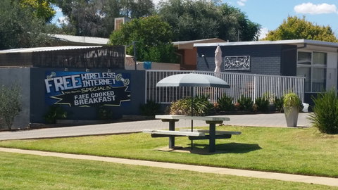 Sun Centre Motel - ACT Tourism 0