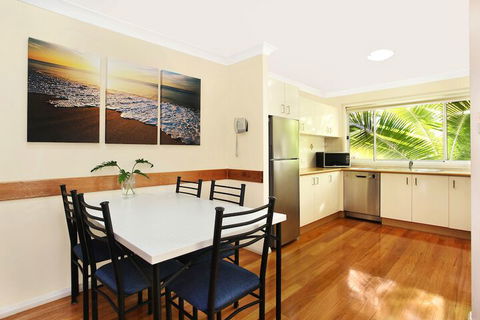 Flynns On Surf Beach Villas - ACT Tourism 3