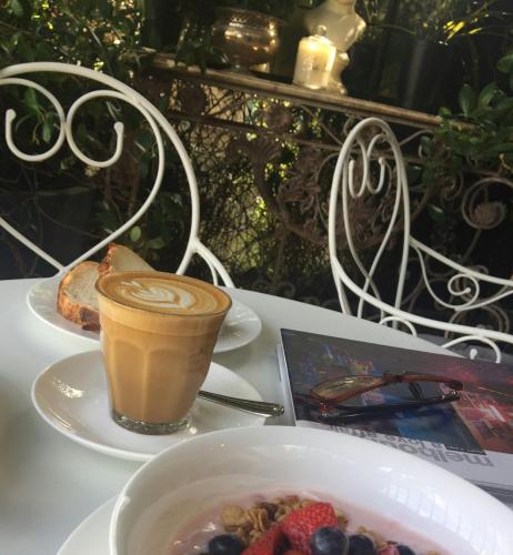 Andres Mews Luxury Serviced Apartments - ACT Tourism 5