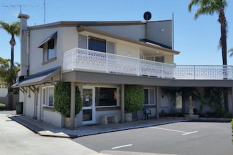 Foreshore Motel - ACT Tourism 0