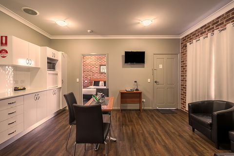 Akuna Motor Inn And Apartments - ACT Tourism 6