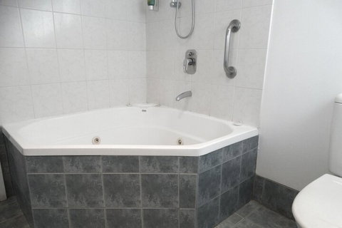 MAS Country Colonial Motor Inn - ACT Tourism 6