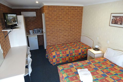 MAS Country Colonial Motor Inn - ACT Tourism 3