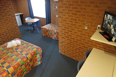 MAS Country Colonial Motor Inn - ACT Tourism 1