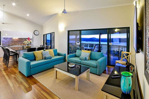 NEWLY BEAUTFULLY RENOVATED 16 The Casuarina 3 Bedroom House With 180 Degree Ocean Views - ACT Tourism 6