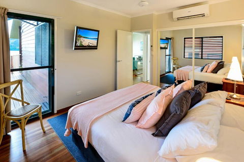 NEWLY BEAUTFULLY RENOVATED 16 The Casuarina 3 Bedroom House With 180 Degree Ocean Views - ACT Tourism 1