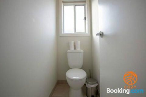 109Cozy Cranbourne Family House5Bed2Bath2Parking - ACT Tourism 2