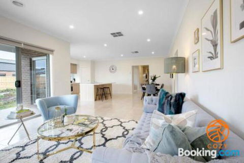 109Cozy Cranbourne Family House5Bed2Bath2Parking - ACT Tourism 6