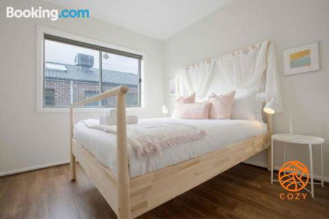 109Cozy Cranbourne Family House5Bed2Bath2Parking - ACT Tourism 0