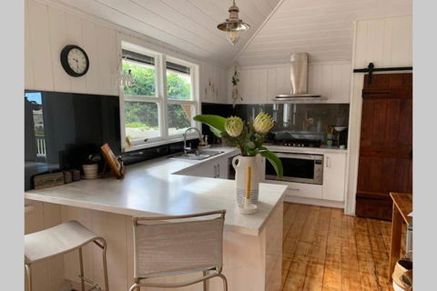 Stunning Queenslander - ACT Tourism 5