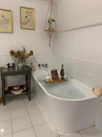 Stunning Queenslander - ACT Tourism 6