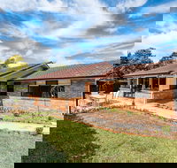 Hedge House- luxury space style location - ACT Tourism