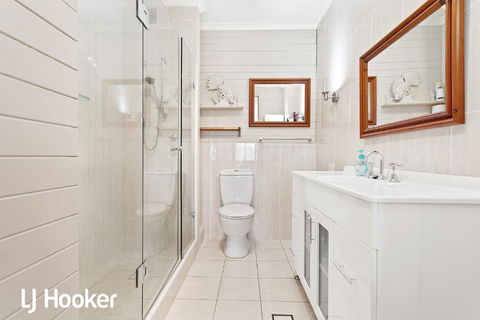 Amazing Waterfront Location Pool Beach Water Views Tropical Gardens - ACT Tourism 4