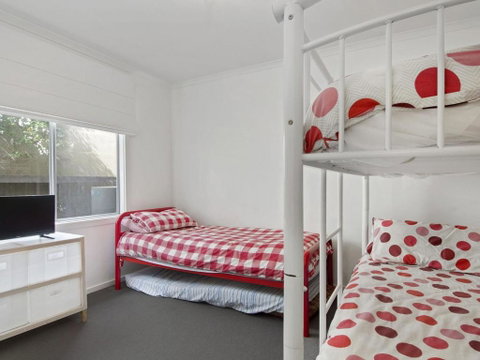 Beach Fun 11 Broadbeach Drive - ACT Tourism 6