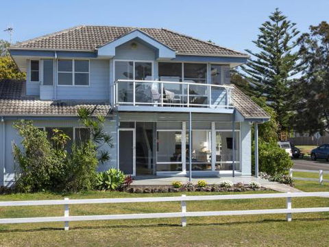 AMETHYST Gerringong 4pm Check Out Sundays - ACT Tourism 0