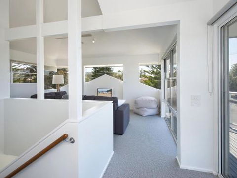 AMETHYST Gerringong 4pm Check Out Sundays - ACT Tourism 1