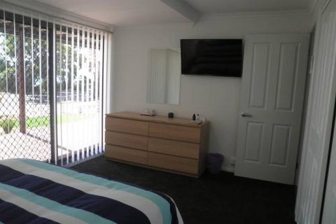 Almonta Apartments On The Water Front - ACT Tourism 5